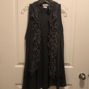 Longe sleeveless cardigan with ruffles